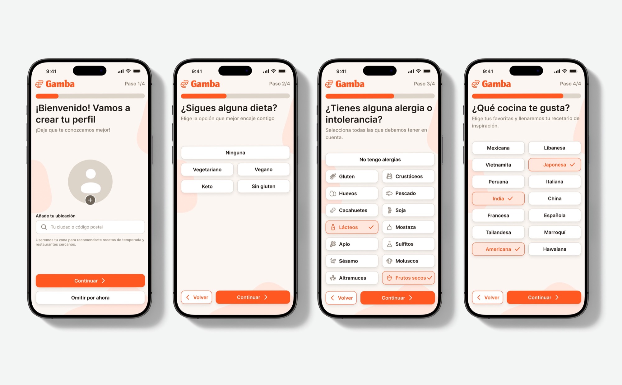 Las cuatro pantallas de registro de Gamba en iPhone: crear perfil, elegir dieta, alergias e intolerancias, y cocinas favoritas, con barra de progreso y opción de omitir